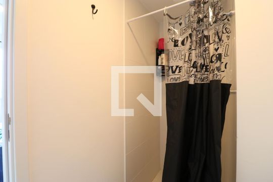 Banheiro de apartamento à venda com 1 quarto, 27m² em Parque Industrial Tomas Edson, São Paulo
