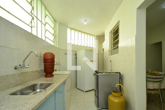 Cozinha casa principal de casa à venda com 3 quartos, 257m² em Concórdia, Belo Horizonte
