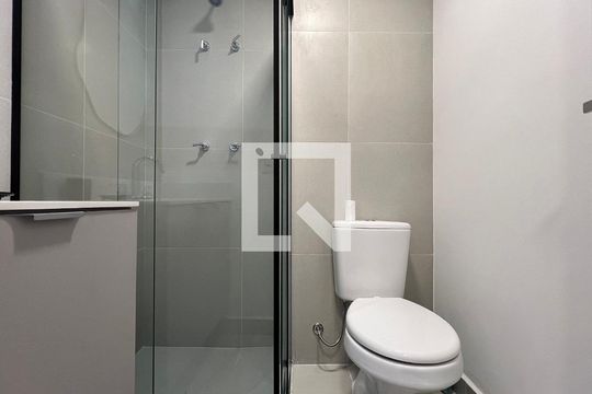 Banheiro de kitnet/studio para alugar com 1 quarto, 25m² em Pinheiros, São Paulo