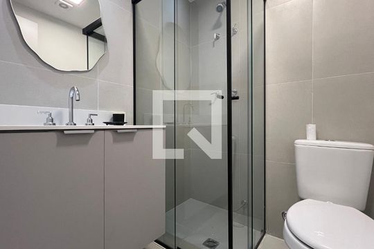 Banheiro de kitnet/studio para alugar com 1 quarto, 25m² em Pinheiros, São Paulo
