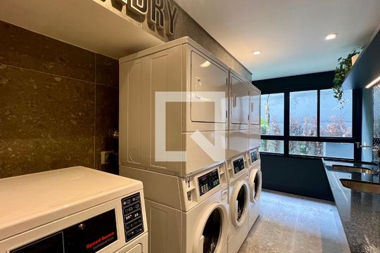 Área comum - Lavanderia de kitnet/studio para alugar com 1 quarto, 25m² em Pinheiros, São Paulo