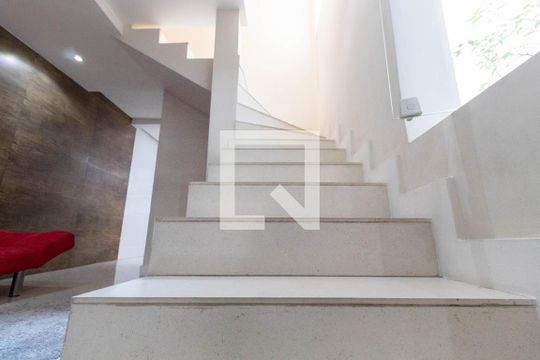Escada de casa à venda com 4 quartos, 265m² em Aricanduva, São Paulo