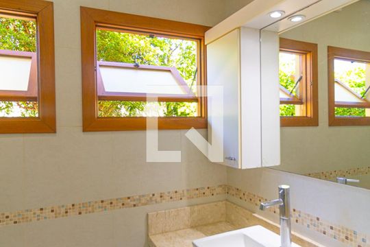 Banheiro da Suíte de casa de condomínio para alugar com 3 quartos, 252m² em Igara, Canoas