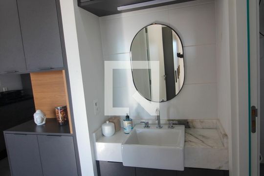 Banheiro de apartamento à venda com 1 quarto, 45m² em Azenha, Porto Alegre