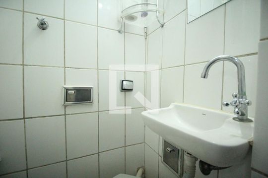 Banheiro de kitnet/studio para alugar com 1 quarto, 31m² em Saúde, Salvador