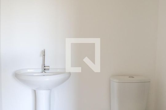 Banheiro da Suíte de apartamento para alugar com 1 quarto, 27m² em Parque Industrial Tomas Edson, São Paulo