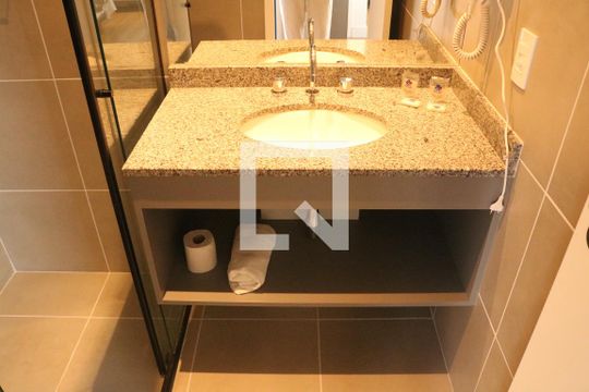 Banheiro de kitnet/studio à venda com 1 quarto, 23m² em Barra Funda, São Paulo