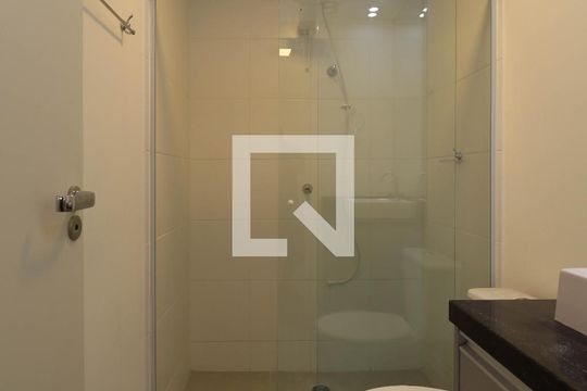 Banheiro de kitnet/studio para alugar com 1 quarto, 25m² em Pinheiros, São Paulo