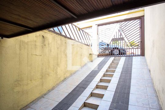 Garagem de casa para alugar com 3 quartos, 180m² em Canhema, Diadema