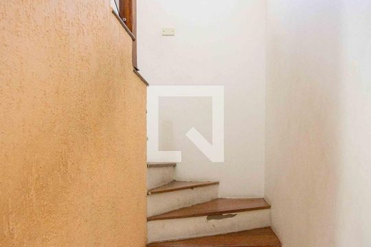 Escada de casa para alugar com 3 quartos, 180m² em Canhema, Diadema