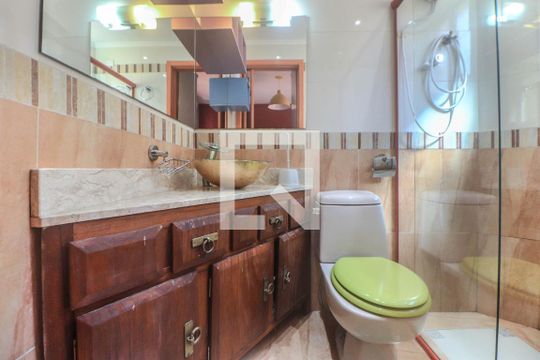 Banheiro de kitnet/studio para alugar com 1 quarto, 45m² em Cristo Redentor, Porto Alegre