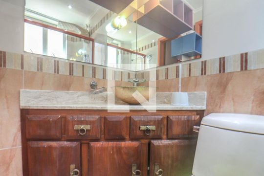 Banheiro de kitnet/studio para alugar com 1 quarto, 45m² em Cristo Redentor, Porto Alegre