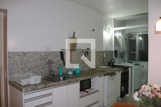 Cozinha de apartamento para alugar com 3 quartos, 100m² em Pompeia, São Paulo