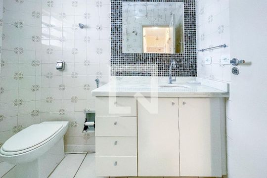 Banheiro de apartamento à venda com 2 quartos, 84m² em Vila Romana, São Paulo