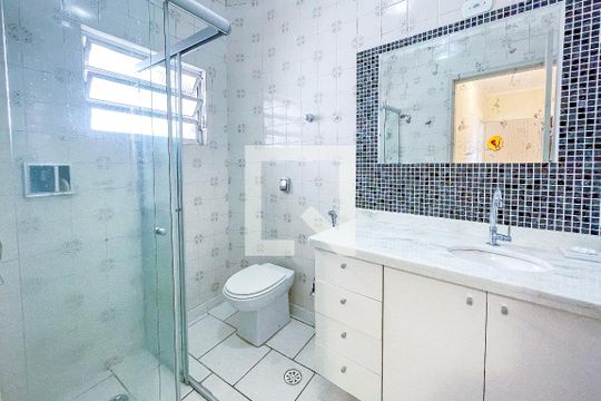 Banheiro de apartamento à venda com 2 quartos, 84m² em Vila Romana, São Paulo