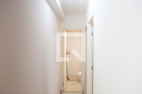 Corredor de apartamento para alugar com 2 quartos, 44m² em Piraporinha, Diadema