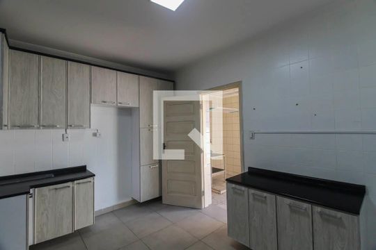 Cozinha 1 de casa à venda com 3 quartos, 253m² em Vila Sapopemba, São Paulo