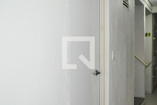 Corredor de kitnet/studio para alugar com 1 quarto, 35m² em Menino Deus, Porto Alegre