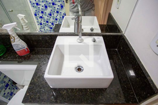 Banheiro de apartamento à venda com 2 quartos, 44m² em Canhema, Diadema