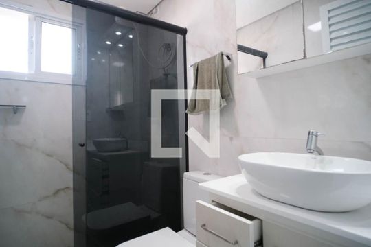 Banheiro de apartamento para alugar com 2 quartos, 54m² em Vila Marieta, São Paulo