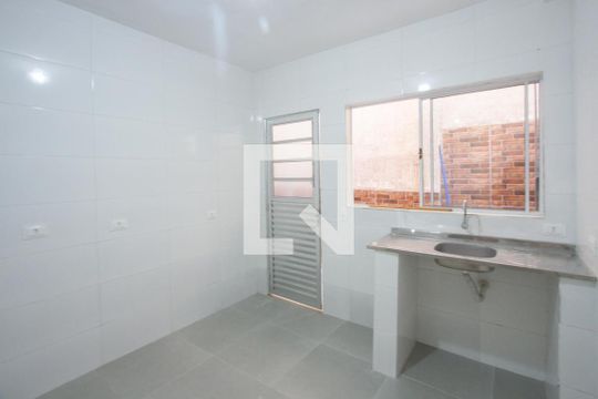 Cozinha de casa de condomínio para alugar com 1 quarto, 40m² em Parque Maria Helena, São Paulo