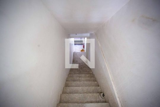 Escada de kitnet/studio para alugar com 1 quarto, 19m² em Casa Grande, Diadema