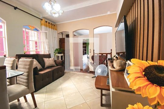 Sala de casa à venda com 4 quartos, 180m² em Jardim das Vertentes, São Paulo