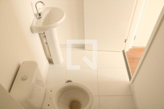 Banheiro de apartamento para alugar com 1 quarto, 33m² em Parque Industrial Tomas Edson, São Paulo