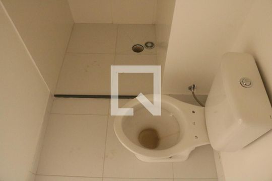 Banheiro de apartamento para alugar com 1 quarto, 33m² em Parque Industrial Tomas Edson, São Paulo