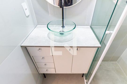 Banheiro de apartamento à venda com 2 quartos, 49m² em Vila Bertioga, São Paulo