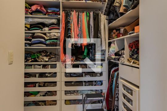 Suíte - Closet  de casa para alugar com 3 quartos, 588m² em Três Figueiras, Porto Alegre