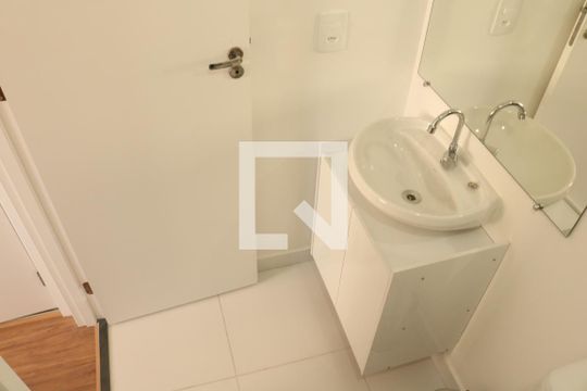 Banheiro de apartamento para alugar com 1 quarto, 27m² em Parque Industrial Tomas Edson, São Paulo