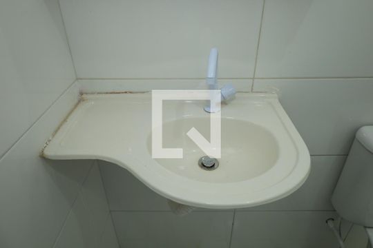Banheiro de casa para alugar com 2 quartos, 50m² em Vila Carmosina, São Paulo
