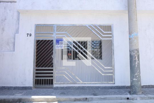 Fachada do imóvel - Placa instalada no portão de casa para alugar com 2 quartos, 50m² em Vila Carmosina, São Paulo