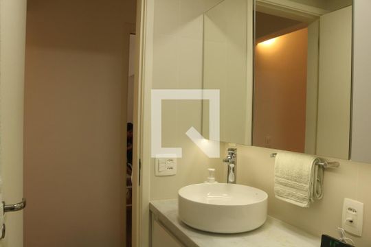 Banheiro de apartamento à venda com 3 quartos, 83m² em Vila Ipojuca, São Paulo