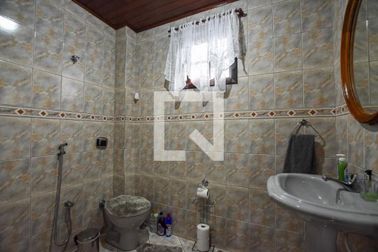 Banheiro de casa à venda com 3 quartos, 300m² em Matapaca, Niterói