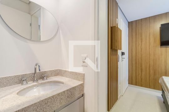 Banheiro de kitnet/studio para alugar com 1 quarto, 27m² em Cerqueira César, São Paulo