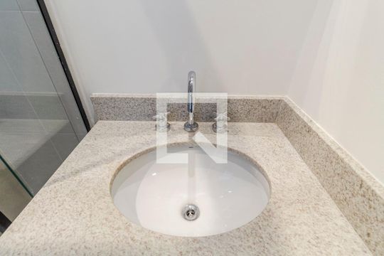 Banheiro de kitnet/studio para alugar com 1 quarto, 27m² em Cerqueira César, São Paulo