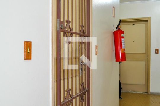 Porta de apartamento à venda com 1 quarto, 44m² em Petrópolis, Porto Alegre