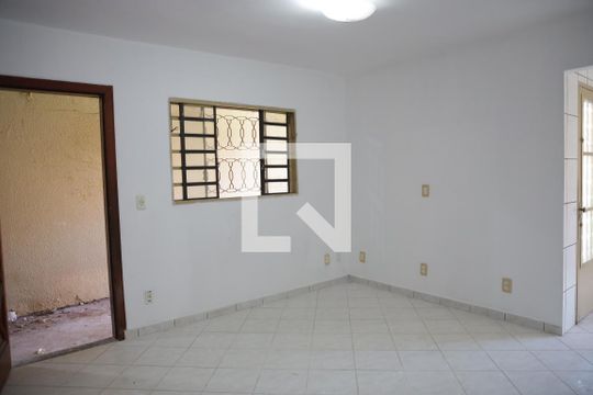 Sala de casa à venda com 3 quartos, 250m² em Residencial Araguaia, Goiânia