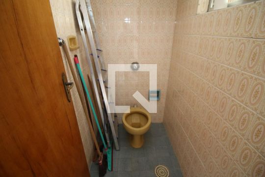 Banheiro de serviço de apartamento à venda com 3 quartos, 125m² em Brás de Pina, Rio de Janeiro