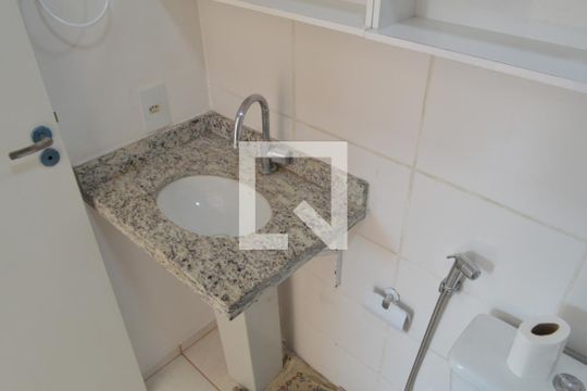 Banheiro  de apartamento para alugar com 2 quartos, 45m² em Curicica, Rio de Janeiro