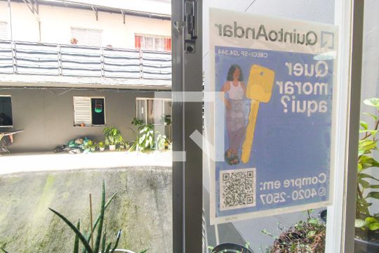 Plaquinha na janela de apartamento à venda com 2 quartos, 46m² em Conjunto Residencial José Bonifácio, São Paulo