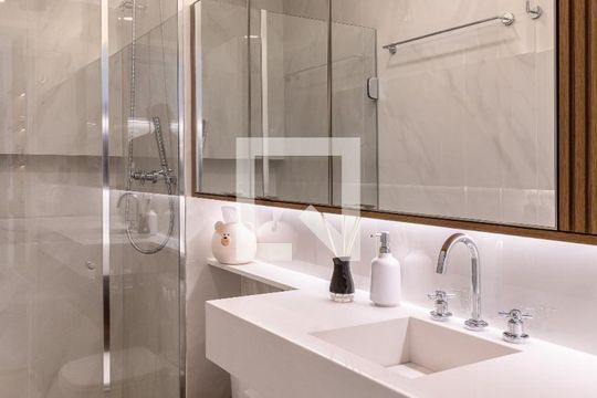 Banheiro de apartamento à venda com 1 quarto, 48m² em Indianópolis, São Paulo