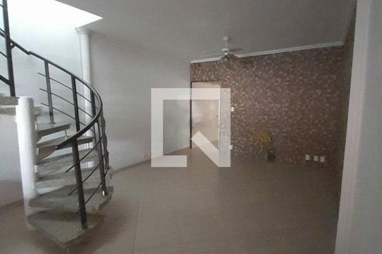 Casa à venda com 3 quartos, 130m² em Vila Tolstoi, São Paulo