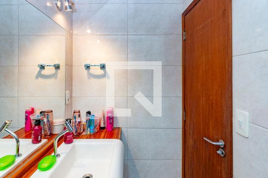 Banheiro da Suíte de apartamento para alugar com 3 quartos, 85m² em Alto Barroca, Belo Horizonte