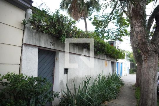 Fachada de casa à venda com 3 quartos, 320m² em Pinheiros, São Paulo