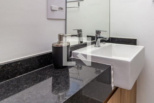 Banheiro de apartamento para alugar com 1 quarto, 21m² em Lapa, São Paulo