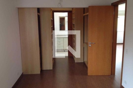 Casa à venda com 4 quartos, 466m² em Jardim Londrina, São Paulo