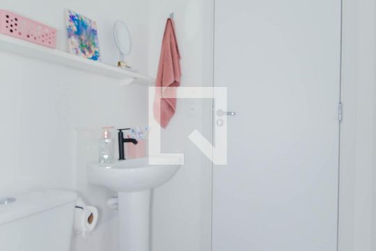 Banheiro de apartamento para alugar com 2 quartos, 37m² em Vila das Bandeiras, Guarulhos